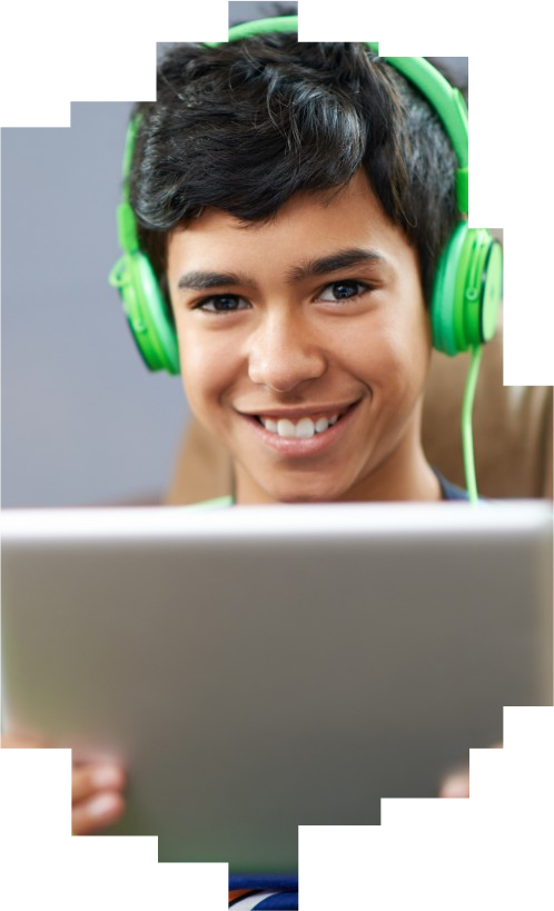 un chico sonriendo con una tablet en la mano